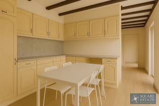 <p><span>Square Estate presenteert deze charmante voormalige bungalow in een woonwijk in Meise.</span></p><p><span> </span></p><p><span>Deze 4-fronige woning is als volgt samengesteld: </span></p><p><span> </span></p><p><span>Op de begane grond, een woonkamer bestaande uit een eetkamer, een zitkamer en een ingerichte keuken, twee slaapkamers (momenteel omgebouwd tot een secundaire zitkamer en een kantoor).</span></p><p><span> </span></p><p><span>Boven is er een voormalige zolder omgebouwd tot twee grote slaapkamers en een doucheruimte.</span></p><p><span> </span></p><p><span>Het huis heeft ook een terras en een grote tuin, een garage die is omgebouwd tot bijkeuken en tweede keuken, en twee buiten parkeerplaatsen.</span></p><p><span> </span></p><p><span>Neem voor meer informatie of een bezichtiging contact op met 02 460 42 01 of info@square-estate.be.</span></p><p><span> </span></p><p><span> </span></p>