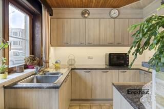 Dit instapklaar gelijkvloerse appartement in een kleine residentie is gelegen aan de rustige rand van Bredene-Dorp.<br />Dit appartement beschikt over een ruime tuin met terras met aansluitend een garagebox (toegankelijk via de achterkant van het gebouw).<br />Indeling: inkom met berging en afzonderlijk toilet, woonruimte met veel lichtinval en met mooie open keuken, 1e slaapkamer met afzonderlijke badkamer (wc + lavabo + ruimte voor nog te plaatsen bad), 2e slaapkamer met afzonderlijke badkamer (douche + lavabo) en uitgang tot tuin en terras, achteraan de tuin bevindt zich de garagebox. Er is een ruimte voorzien voor wasmachine en droogkast in de gang tussen leefruimte en slaapkamers.