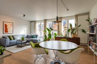 Algemeen<br />Op een toplocatie in het centrum van Gent, vlakbij de Coupure, bevindt zich dit stijlvol gerenoveerde appartement (2018) met een bewoonbare oppervlakte van 102 m². Dankzij de praktische indeling, de aangename lichtinval en de kwalitatieve afwerking vormt dit appartement de ideale thuisbasis voor wie comfortabel en centraal wil wonen.<br />Ook de ligging is een absolute troef. Het appartement bevindt zich in een verrassend rustige omgeving, op wandelafstand van het historische stadscentrum. Winkels, gezellige horecazaken en tal van andere voorzieningen liggen binnen handbereik. Bovendien is het appartement vlot bereikbaar met het openbaar vervoer en met de wagen via de nabijgelegen invalswegen. Hier geniet je dus van alle voordelen van het bruisende stadsleven, zonder in te boeten aan rust en wooncomfort.<br /><br />Indeling<br />Via de centrale inkomhal bereik je de verschillende ruimtes van het appartement. Vooraan bevinden zich twee volwaardige slaapkamers, gevolgd door een afzonderlijk toilet en een badkamer met inloopdouche en dubbele lavabo. Daarnaast is er een praktische berging met aansluitingen voor een wasmachine en droogkast. Achteraan bevindt zich de ruime en lichtrijke leefruimte, die zonder twijfel het hart van het appartement vormt. De vele raampartijen aan weerszijden zorgen voor een aangenaam doorzon-effect en een overvloed aan natuurlijk licht. De parketvloer geeft de ruimte bovendien een warme en stijlvolle uitstraling. De open keuken sluit naadloos aan op de leefruimte en is volledig ingericht met kwalitatieve materialen en toestellen. Vanuit de keuken heb je toegang tot het zuidwestgericht terras, waar je heerlijk van de namiddag- en avondzon kunt genieten.<br /><br />Tot slot beschikt het appartement over een afzonderlijke berging op het gelijkvloers. Een ondergrondse autostaanplaats kan optioneel worden aangekocht, een bijzonder praktische meerwaarde op deze centrale locatie.<br /><br />Troeven<br />* Stijlvol appartement, gerenoveerd in 2018<br />* 2 volwaardige slaapkamers<br />* Zuidwestgericht terras<br />* Centrale, maar verrassend rustige ligging nabij de Coupure<br /><br />Interesse?<br />Ben je op zoek naar een ruim, lichtrijk en instapklaar appartement op een toplocatie in Gent? Dan is dit appartement absoluut een bezoek waard! Neem gerust contact op met Tim voor meer informatie of om een bezoek in te plannen.<br />📞 0487 40 21 28<br />📧 tim@gentill.be