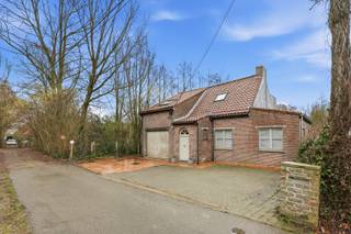 In een rustige, groene omgeving in Merkem, op het einde van een doodlopende straat, vind je deze charmante alleenstaande woning waar privacy...