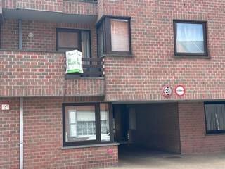 Dit ruim appartement is gelegen in het centrum van Koekelare en bestaat uit: inkomhal - toilet - vestiaire - living - terras - eetkeuken - ruime berging - nachthall - 3 slaapkamers - badkamer met ligbad en afzonderlijke douche - garage. <br /><br />Vrij 1/09/2026. Huurprijs appartement met garage 690 €/mnd + 50 €/mnd syndickosten.