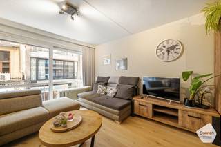 Op zoek naar een ruim appartement met een topligging aan zee? Dit <strong>aangename 3-slaapkamerappartement </strong>bevindt zich pal in het <strong>hart</strong> van <strong>Blankenberge</strong>, in de bekende Kerkstraat, op amper 50 meter van het strand en op slechts 2 minuten wandelen van het station. Het appartement is gelegen op de <strong>eerste</strong> <strong>verdieping</strong> van een verzorgd gebouw en is vlot bereikbaar met de <strong>lift</strong>.<br /><br />Bij het binnenkomen wordt u verwelkomd in een <strong>lichtrijke</strong> en <strong>aangename</strong> <strong>open</strong> <strong>leefruimte</strong> met een mooie <strong>parketvloer</strong>. Vanuit de leefruimte is er rechtstreeks toegang tot het <strong>terras</strong>. De <strong>volledig</strong> <strong>geïnstalleerde</strong> <strong>keuken</strong> sluit praktisch aan bij de leefruimte en beschikt over alles wat nodig is voor dagelijks comfort. Verder beschikt het appartement over drie slaapkamers. Daarnaast is er een <strong>apart</strong> <strong>toilet</strong> en een <strong>badkamer</strong> met <strong>ligbad</strong>. In de badkamer is bovendien de <strong>mogelijkheid</strong> <strong>voorzien</strong> om een <strong>wasmachine</strong> aan te sluiten.<br /><br />Een extra troef is de <strong>privatieve</strong> <strong>berging</strong> op verdieping -1. De <strong>conforme</strong> <strong>elektrische</strong> <strong>keuring</strong> is reeds aanwezig.<br /><br />Dankzij de uitzonderlijke ligging, de drie slaapkamers, het terras en de praktische indeling is dit appartement uitermate geschikt als vaste woonst, tweede verblijf of investering.