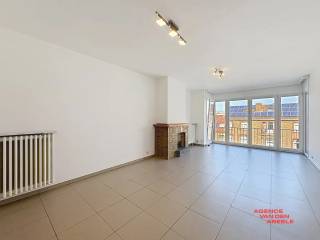 Dit charmante appartement in Sint-Andries biedt een perfect combinatie van comfort en uitstraling. Het appartement beschikt over 2 ruime slaapkamers. De lichte en open leefruimte zorgt voor een aangename woonbeleving. Op de beide terrassen kunt u in alle rust genieten. <br /><br />De badkamer is voorzien van een ligbad en een lavabo. Daarnaast beschikt het appartement over een praktische indeling waarbij elke ruimte optimaal benut wordt. De keuken is uitgerust met alle basisvoorzieningen om eenvoudig en efficiënt te koken.<br />Alsook is er een extra berging voorzien dat zorgt voor extra opslagruimte. <br /><br />Dit appartement is een ideale uitvalsbasis voor wie wil wonen in een aangename en toegankelijke omgeving, dichtbij openbaar vervoer zoals het station en winkels. <br /><br />€50 provisie A.O.