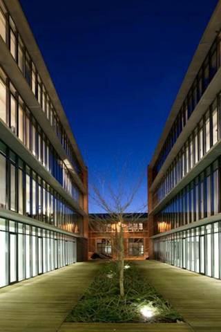 Mooie en aangename kantoren te huur in Etterbeek te midden van een gemengde zone (kantoren, woningen, studenten,etc.). De verschillende...