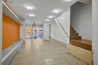 Situé dans la Vrasenestraat, en plein cœur de Beveren, ce local commercial avec vitrine est idéal pour diverses activités commerciales telles que...