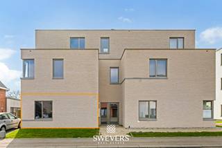 Dit appartement bevindt zich in de Edward Stainstonstraat 4 A0.1 in Heusden-Zolder en maakt deel uit van het recente project Oriole. Het betreft een gelijkvloers appartement dat in 2024 werd gebouwd en volledig instapklaar is. De ligging is residentieel en grenst aan een natuurgebied, wat zorgt voor een rustige woonomgeving met een groen karakter.<br /><br />Met een bewoonbare oppervlakte van 129 m² biedt het appartement een doordachte indeling en een praktische benutting van de beschikbare ruimte. De combinatie van moderne technieken en een hedendaagse afwerking maakt het geheel meteen bruikbaar zonder bijkomende werken. Dit vertaalt zich in comfort en efficiëntie vanaf de eerste dag.<br /><br />De leefruimte heeft een oppervlakte van 23,85 m² en sluit logisch aan op de keuken. Deze indeling zorgt voor een open gevoel en een vlotte circulatie. De keuken zelf beslaat 18,75 m² en biedt voldoende plaats voor een functionele inrichting met eetruimte.<br /><br />Het appartement beschikt over drie slaapkamers met oppervlaktes van 13,07 m², 10,44 m² en 8,74 m². Elke kamer is praktisch in te richten en geschikt als slaapruimte, bureau of hobbykamer. Dit maakt het appartement flexibel in gebruik, zowel voor gezinnen als voor wie extra ruimte wenst.<br /><br />Er zijn twee badkamers aanwezig, wat het comfort verhoogt in het dagelijks gebruik. De aanwezigheid van meerdere sanitaire ruimtes zorgt voor een vlotte ochtendroutine en extra privacy. Alles is voorzien volgens hedendaagse normen.<br /><br />Aan de buitenzijde beschikt het appartement over een terras van 16 m² met een zuidoostelijke oriëntatie. Aansluitend bevindt zich de tuin met een totale oppervlakte van 44 m², inclusief het terras. Deze oriëntatie zorgt voor aangename lichtinval in de voormiddag en vroege namiddag.<br /><br />De technische uitrusting is volledig afgestemd op energiezuinig wonen. Het appartement beschikt over vloerverwarming, een eigen warmtepomp en zonnepanelen. Daarnaast is er ventilatie type D en werd er gewerkt met superisolatie. Dit resulteert in een lage energievraag en een aangenaam binnenklimaat.<br /><br />Extra voorzieningen zoals een videofoon verhogen het gebruiksgemak en de veiligheid. Het gebouw is recent en voldoet aan de huidige bouwstandaarden. Er is geen lift, kelderberging of staanplaats voorzien, wat het onderhoud beperkt en de structuur eenvoudig houdt.<br /><br />De ligging in Heusden-Zolder combineert rust met bereikbaarheid. Snelwegen bevinden zich op 4,8 km. Scholen liggen op 800 meter en openbaar vervoer op 500 meter. Winkels, horeca en ontspanningsmogelijkheden bevinden zich op wandelafstand tussen 100 en 500 meter.<br /><br />Dit appartement biedt een recente afwerking, een praktische indeling en een energiezuinige uitrusting op een rustige locatie. De combinatie van binnenruimte en buitenruimte maakt het geheel compleet. Wie op zoek is naar een instapklaar appartement in een groene omgeving, vindt hier een sterke optie. Plan een bezoek en ervaar zelf hoe dit appartement aansluit bij uw verwachtingen.<br />Voor meer informatie, bel 011 255 155. Bron bewoonbare oppervlakte: EPC – verslag.