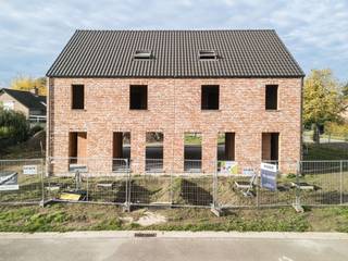 <p><span><strong>Energiezuinige nieuwbouw in Begijnendijk.</strong></span></p><p><span>Deze halfopen nieuwbouwwoning aan de Waterstraat 23 in Begijnendijk combineert een kwalitatieve afwerking met energiezuinig wooncomfort. De woning ligt op een perceel van 470 m², beschikt over een terras van 28 m² en wordt <strong>volledig afgewerkt conform het lastenboek</strong> opgeleverd.</span></p><p><span>De totale oppervlakte bedraagt 205 m²: 154 m² op het gelijkvloers en de eerste verdieping, aangevuld met 51 m² zolderruimte. De zolder is bereikbaar via een vaste trap en kan optioneel tegen meerprijs worden afgewerkt tot een extra kamer. Zonnepanelen, een warmtepomp en vloerverwarming zorgen voor aangenaam en energiezuinig wonen.</span></p><p><span><strong>Geen voorschotten: je betaalt pas bij de authentieke akte.</strong> De akte en de oplevering vallen samen, zodat je bij de overdracht meteen de sleutels ontvangt.</span></p><p><span><strong>Prijsopbouw:</strong></span></p><ul><li><span><strong>Grond:</strong> € 145.000 + € 17.400 registratierechten (12%) = <strong>€ 162.400</strong>.</span></li><li><span><strong>Constructie:</strong> € 317.750 + € 66.727,50 btw (21%) = <strong>€ 384.477,50</strong>.</span></li><li><span><strong>Bijkomende kosten:</strong> € 9.600 + € 2.016 btw (21%) = <strong>€ 11.616</strong>, voor nutsvoorzieningen, EPB-verslaggeving, veiligheidscoördinatie en de opstal- en verkavelingsakte.</span></li></ul><p><span><strong>Totaal: € 558.493,50 inclusief bovenstaande registratierechten, btw en bijkomende kosten.</strong> Exclusief kosten van de aankoopakte, eventuele kredietkosten en optionele zolderafwerking.</span></p><p><span>Contacteer Radix Vastgoed voor meer informatie of een bezoek.</span></p>