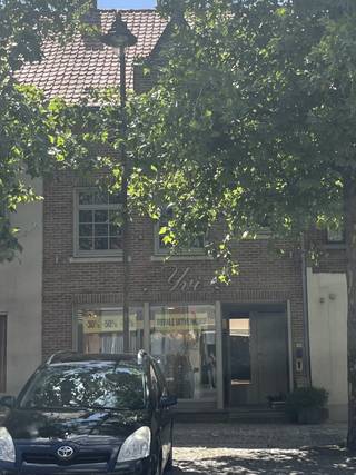 Gelegen in het bruisende centrum van Zwevezele, bieden wij u dit uitstekend gelegen handelspand aan. Dankzij de centrale ligging geniet u van een...