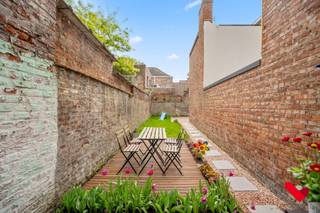 <p>Deze woning bevindt zich op wandel- en fietsafstand van het bruisende stadscentrum, met winkels, scholen, horeca en openbaar vervoer binnen handbereik.</p>
<p>Daarnaast geniet u van een uitstekende bereikbaarheid dankzij de onmiddellijke aansluiting op de Leuvense ring. Ook UZ Leuven - Campus Gasthuisberg ligt vlakbij, wat deze locatie extra interessant maakt.</p>
<p>De buurt is volop in ontwikkeling. Verschillende nieuwbouwprojecten en stadsvernieuwingsinitiatieven zorgen voor een moderne en aantrekkelijke woonomgeving. Gegarandeerd een waardevaste buurt met sterk potentieel op lange termijn.</p>
<p></p>
<p><strong>Indeling van de woning:</strong></p>
<p>Bij het betreden van de woning komt u terecht in een gezellige leefruimte met aangename lichtinval. Achteraan bevindt zich de keuken, die uitkijkt op een charmante stadstuin. Deze zonrijke buitenruimte is bijzonder onderhoudsvriendelijk en vormt een rustig en groen plekje waar u in alle privacy kunt genieten van het buitenleven.</p>
<p>Op de eerste verdieping bevinden zich een ruime slaapkamer en een verzorgde badkamer, praktisch en comfortabel ingericht. De tweede verdieping biedt plaats aan twee volwaardige slaapkamers, elk met een aangename lichtinval en tal van mogelijkheden om ze naar eigen wens in te richten.</p>
<p>Via een vaste trap bereikt u de zolderkamer, een volwaardige extra ruimte die volledig naar eigen wens kan worden ingericht als bureau, hobbykamer, dressing of vierde slaapkamer.</p>
<p></p>
<p><strong>Technische kenmerken en troeven:</strong></p>
<p>In 2024 onderging de woning verschillende renovaties en opfrissingswerken, waardoor ze instapklaar is en tegelijk nog ruimte biedt voor verdere optimalisatie.</p>
<p><strong>Troeven op een rij:</strong></p>
<ul>
<li>Volledig instapklare woning, prima onderhouden door huidige eigenaars</li>
<li>Interessante ligging qua mobiliteit en groeipotentieel</li>
<li>Esthetische gevelrenovatie uitgevoerd</li>
<li>EPC-score C (mits kleine aanpassing te verbeteren naar label B)</li>
<li>Verwarming op aardgas</li>
<li>Airconditioning aanwezig</li>
<li>Ingebouwde maatkasten van Camber</li>
<li>Veel natuurlijke lichtinval</li>
<li>Recent en fris geschilderd</li>
<li>Zonrijke en onderhoudsvriendelijke stadstuin, met veel zon en privacy</li>
<li>Vier volwaardige kamers inclusief polyvalente zolderruimte</li>
</ul>
<p><strong> </strong></p>
<p><strong>Kortom:</strong></p>
<p>Riddersstraat 6 combineert een uitstekende ligging, een functionele indeling en tal van recente verbeteringen tot een bijzonder aantrekkelijke stadswoning. Een ideale opportuniteit voor wie op zoek is naar een woning met karakter, comfort en toekomstpotentieel in een sterk evoluerende Leuvense buurt.</p>