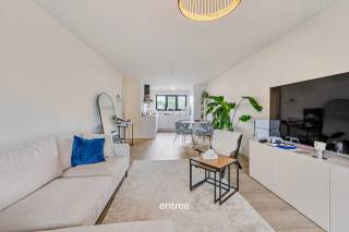 Dit super energiezuinige 2 slaapkamer appartement is gelegen in een kleine residentie.<br />Het appartement heeft een terras (6 m²) en is werkelijk instapklaar, maw. alles is geschilderd en er zijn her en der armaturen voorzien.<br /><br />Het gebouw dateert van 2021 en is nog onder bouwgarantie.<br />Enkele troeven van dit appartement zijn: privatieve zonnepanelen, EPC A-label, een mooie keramische parket, ventilatie systeem D, etc.<br /><br />Indeling:<br />inkomhal, 2 slaapkamers, badkamer (dubbele lavabo en inloopdouche), gastentoilet, wasberging, grote leefruimte met een open keuken, salon en eetplaats.<br />Via de eetplaats kan men op het terras.<br />Een privatieve afvalruimte op het gelijkvloers is inbegrepen bij dit appartement.<br /><br />Dit gebouw staat op enkele honderden meters van UZ Jette, de ring van Brussel, etc.<br /><br />Een interne autostaanplaats (31.500 €) of een afzonderlijke garagebox met plaats voor 1,5 wagens (85.000 €) kunnen bijgekocht worden.<br /><br />Wat men nodig heeft, vindt men in de onmiddellijke omgeving.<br /><br />mobiscore: 8,5/10<br /><br />Bij interesse, bel of mail met Pieterjan Windey op pw@entree.be of 0472 80 20 65
