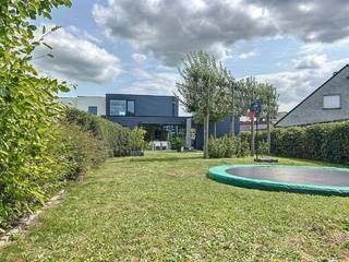 Instapklare halfopen bebouwing op 579m² met alle comfort bestaande uit een ruime inkomhal met gastentoilet en vestiaire, bureel/polyvalente...