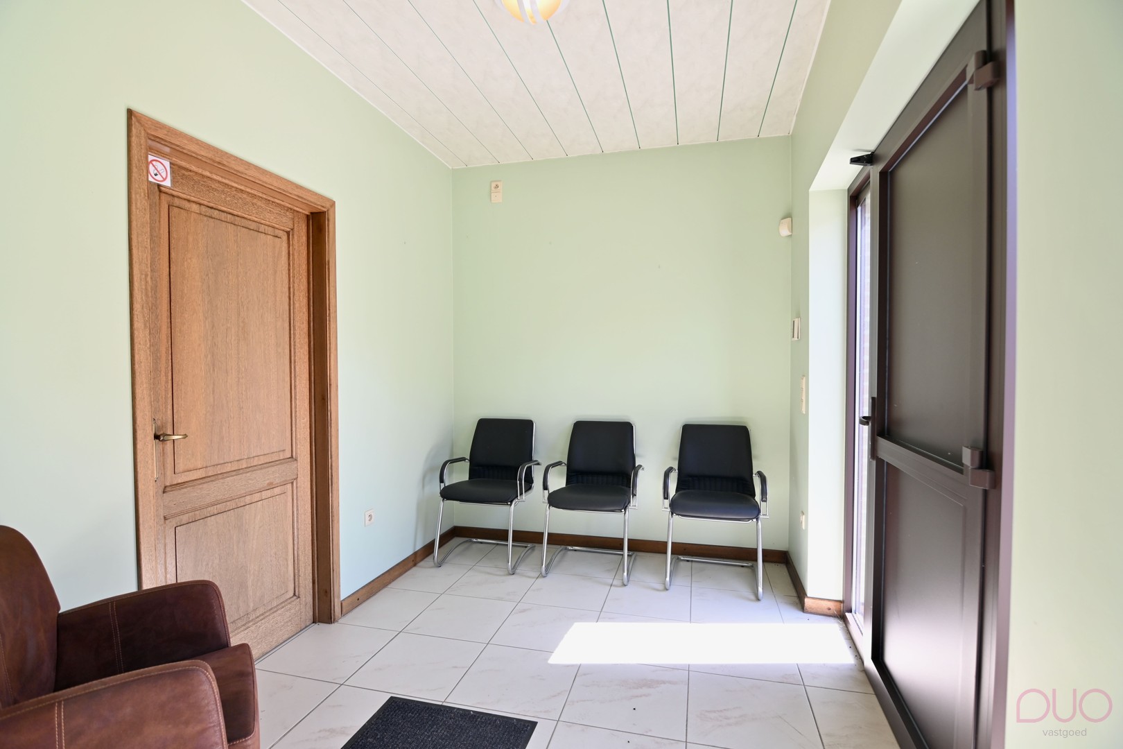 Gelijkvloerse  woning met 1 slaapkamer (optioneel 2) met achterliggend 1 ruime garage nabij het centrum van Tongeren - foto 3