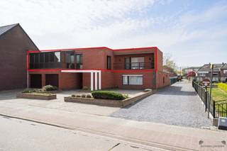 <p><span>Dit appartement op de eerste verdieping in Rillaar biedt met 148 m² woonoppervlakte bijzonder veel ruimte en een praktische indeling. Een aangename appartement voor wie op zoek is naar drie slaapkamers en ruime leefvertrekken.</span></p><p><span>Dit appartement beschikt over een ruime en lichtrijke leefruimte met voldoende plaats voor een gezellige zit- en eethoek. Daarnaast is er een ruime keuken die aansluit bij het dagelijkse wooncomfort.</span></p><p><span>Verder beschikt de woonunit over 3 slaapkamers en een badkamer. De verschillende ruimtes zijn praktisch ingedeeld en bieden voldoende mogelijkheden voor een gezin, maar ook voor wie graag een extra bureau- of hobbykamer wenst.</span></p><p><span>De afwerking heeft een meer klassieke uitstraling, maar de woning is volledig instapklaar. Wie dat wenst, kan het interieur op termijn verder aanpassen aan de eigen smaak.</span></p><p><span>Ook deze woonunit beschikt over een eigen staanplaats in de garage en een grote kelderruimte.</span></p><h2><span>TROEVEN</span></h2><p><span>· 148 m² woonoppervlakte<br />· 3 slaapkamers<br />· Badkamer<br />· Ruime en lichtrijke leefruimte<br />· Ruime keuken<br />· Praktische indeling<br />· Volledig instapklaar<br />· Eigen staanplaats in de garage<br />· Zonnepanelen</span></p><p><span>Een ruime en instapklare woonunit met drie slaapkamers en royale leefruimtes, ideaal voor wie veel binnenruimte zoekt in Rillaar.</span></p>
