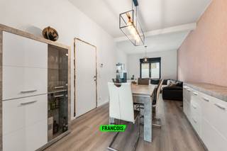 Deze instapklare, gerenoveerde woning is gelegen in een rustige woonwijk op korte afstand van het levendige stadscentrum. Dankzij deze gunstige ligging geniet u van alle troeven van de stad, terwijl u toch in alle rust kan wonen. Bovendien bevinden zowel het station als de Blankenbergse jachthaven zich op vlotte bereikbaarheid.<br /><br />Bij het binnenkomen wordt u verwelkomd in de inkomhal, die toegang geeft tot de lichtrijke leefruimte met gezellige eetplaats. Aansluitend bevindt zich de ruime en stijlvol gerenoveerde keuken, die naadloos aansluit op de leefruimte en volledig uitgerust is volgens de hedendaagse normen.<br /><br />Op het gelijkvloers bevindt zich daarnaast een moderne, vernieuwde badkamer voorzien van een inloopdouche, wastafel en een afzonderlijk toilet. Verder is er een praktische bergruimte met aansluiting voor wasmachine en droogkast.<br /><br />De eerste verdieping telt twee volwaardige slaapkamers, beide met voldoende ruimte en aangename lichtinval. De zolderverdieping biedt bovendien heel wat mogelijkheden en kan, afhankelijk van uw wensen, ingericht worden als hobbyruimte, bureau of extra (ruime) slaapkamer.<br /><br />De recent heraangelegde buitenruimte vormt een aangename plek om te genieten van de zon en het buitenleven.<br /><br />