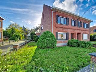 Ben je op zoek naar een woning met karakter, veel licht en ruimte om helemaal je eigen stempel op te drukken? Deze halfopen bebouwing heeft...