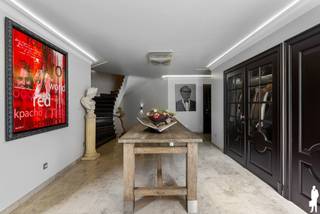 <strong>Deze indrukwekkende en uitzonderlijk ruime villa combineert luxe, comfort en veelzijdigheid op een bijzonder hoog niveau. De woning is ontworpen voor wie exclusief wil wonen en tegelijk waarde hecht aan ontspanning, privacy en representatieve ontvangstmogelijkheden. Gelegen op een royaal perceel van maar liefst 6.420 m² en met een indrukwekkende bewoonbare oppervlakte van 1.047 m². Hoogwaardige materialen, doordachte indelingen en een uitzonderlijk aanbod aan faciliteiten – waaronder een verwarmd buitenzwembad, wellness en een volledig ingericht privé-café – maken van deze villa een unieke eigendom.<br /></strong><span><br />Gelijkvloerse verdieping</span>: U betreedt de villa via de imposante inkomhal met stijlvolle trap naar de verdiepingen en een gastentoilet. Vanuit deze centrale hal heeft u toegang tot de verschillende leefruimtes.<br /><br />Aan de linker voorzijde van de woning bevindt zich een royale bureel- of hobbykamer, die eveneens bereikbaar is via een aparte zij-ingang. Deze ruimte leent zich uitermate goed voor thuiswerk, een zelfstandige activiteit of een afzonderlijke woon- of leefruimte.<br /><br />Aan de achterzijde van de villa bevindt zich de zeer ruime leefkeuken, badend in natuurlijk licht dankzij de grote raampartijen met directe verbinding naar de terrassen en de tuin. De keuken is ingericht met een hoogwaardige Siematic-opstelling, een royaal werkeiland en een uitgebreide semi-professionele uitrusting, bestaande uit onder meer: 2 vaatwassers, Teppanyaki-plaat, 2 inductiekookplaten, gasvuur, grote oven, stoomoven, extra oven met warmhoudlade, ijsmachine en 2 diepvriezers. Een absolute eyecatcher is de indrukwekkende, geklimatiseerde wijnwand met glazen deuren.<br /><br />Aansluitend aan de keuken bevinden zich meerdere leefruimtes, waaronder een salon, een gezellige zithoek en een aparte televisiekamer. Elke ruimte heeft haar eigen sfeer, maar samen vormen ze een harmonieus en luxueus geheel.<br /><br /><span>Soutterain:</span> De volledig ingerichte ondergrondse verdieping biedt tal van multifunctionele mogelijkheden. Hier vindt u een professioneel uitgeruste fitnessruimte met rechtstreekse toegang naar buiten, evenals een ingebouwde sauna. Daarnaast beschikt deze verdieping over een ruim en sfeervol ingericht privé-café, dat dankzij de rechtstreekse verbinding met de garage ook perfect kan dienen als feest-, ontvangst- of eventruimte.<br /><br /><span>Eerste verdieping:</span> De ruime nachthal geeft toegang tot de royale masterbedroom, voorzien van een aangrenzende dressing en een luxueuze badkamer met ligbad, inloopdouche, dubbele wastafel en toilet. Verder bevinden zich op deze verdieping nog 3 volwaardige slaapkamers, elk voorzien van een eigen badkamer. <br /><br /><span>Tweede verdieping</span>: Deze verdieping beschikt over<strong> </strong>twee ruime slaapkamers die samen gebruikmaken van een gedeelde badkamer.<br /><br /><span>Buitengebeuren:</span> De villa is gelegen op een ruim, volledig aangelegd perceel met maximale privacy. Het verwarmde buitenzwembad vormt het centrale element van de tuin en wordt omringd door meerdere zonneterrassen. Zowel overdekte als open terrassen sluiten naadloos aan bij de woning en zijn ideaal georiënteerd om op elk moment van de dag van de zon te genieten. <br /><br /><span>Bijzonderheden:</span> <br />- Volledige renovatie in 2009<br />- Domotica (Gira)<br />- Multi-room audio systeem <br />- Alarmsysteem met camerabewaking <br />- Natuurleien dak en deel rieten dak <br />- Volledig onderkelderd met multifunctionele ruimtes<br />- Ideaal voor grote gezinnen<br />- Inpandige garage voor meerdere wagens (tot vier) en rechtstreeks toegankelijk vanuit de woning