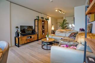 Pal in het centrum van Oostduinkerke-Dorp vindt u dit luxueus appartement / service flat (67m²) met 1 slaapkamer. Dit prachtige complex is gelegen vlakbij het centrum en voorzien van alle luxe! Dit uitstekend afgewerkt appartement bestaat uit een apart gastentoilet, een living met open totaal geïnstalleerde keuken, badkamer met inloopdouche / lavabo / toilet / bergkasten met aansluiting wasmachine en droogkast en 1 ruime slaapkamer. Vanuit de living en de slaapkamer is er toegang naar het ruime privé-terras (circa 20m²) die tevens is voorzien van extra bergruimte. Mogelijkheid om privé-parkeerplaats en 2 privé-kelderbergingen bij te kopen. De flat en het volledige complex zijn perfect aangepast aan rolstoelgebruikers. Dankzij een uitgebreid dienstenpakket van woonassistenten, crisiszorg en continue permanentie door middel van een oproepsysteem kan elke 65-plusser hier zorgeloos wonen. Met zijn extra faciliteiten (brasserie, fitness, zwembad, wellness,...) biedt Residentie Het Beukenhof nét dat ietsje meer! E-peil A (92 kWh / m² jaar)/ (Ref. NI26016)