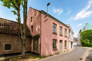 Ligging<br /><br />Deze interessante opbrengsteigendom is gelegen in het charmante Huidevetterken, een rustige straat op wandelafstand van het historische centrum van Gent. Dankzij de centrale ligging bevinden winkels, horeca, openbaar vervoer en alle stedelijke voorzieningen zich binnen handbereik, wat zorgt voor een blijvende aantrekkingskracht op huurders.<br /><br />Omschrijving<br /><br />Het gebouw bestaat uit 4 afzonderlijke woonunits, die vandaag allemaal verhuurd zijn. De eigendom genereert momenteel een maandelijkse huuropbrengst van € 2.725, goed voor een jaarlijkse huuropbrengst van € 32.700.<br /><br />De indeling omvat:<br />Een uiterst gezellige gelijkvloerse unit met privatieve tuin aan een verborgen Leie-arm, een zeldzame troef in het centrum van Gent.<br />Een appartement op de eerste verdieping.<br />Twee duplexappartementen op de bovenliggende verdiepingen.<br /><br />Elke unit beschikt over een eigen keuken en sanitair, wat zorgt voor een aantrekkelijke woonomgeving voor huurders.<br /><br />Op technisch vlak zijn er aparte tellers voor water en elektriciteit. Voor gas is er een collectieve teller aanwezig, waarbij de huurders werken met maandelijkse voorschotten.<br /><br />Troeven<br /><br />4 verhuurde units<br />Maandelijkse huuropbrengst van € 2.725<br />ligging nabij centrum Gent<br />keuken en sanitair in elke unit<br />Aparte tellers voor water en elektriciteit<br /><br />Een uitstekende opportuniteit voor investeerders die op zoek zijn naar een verhuurde opbrengsteigendom in Gent.<br /><br />Bel Arthur voor meer info: 0473 90 90 94