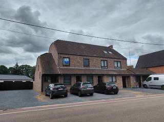 <p><span><strong>Vraag uw bezoek aan via info@optimusvastgoed.be!</strong></span><br /><span><strong>TE HUUR: Duplex-appartement met 2 slaapkamers te Heusden-Zolder!</strong></span><br /><span>Dit gezellige duplex-appartement is gelegen op de doorgangsweg Zolder-Houthalen. De woning beschikt over een aparte inkom en biedt een comfortabele indeling met woonkamer, open keuken, badkamer met douche en twee slaapkamers. Bovendien is het appartement uitgerust met airconditioning. Buiten kan u genieten van een ruim terras. Er is tevens parkeerruimte voor het gebouw.</span><br /><span><strong>Ligging:</strong></span><br /><span>Het appartement is gunstig gelegen te Heusden-Zolder met een vlotte verbinding naar het centrum, winkels, scholen en openbaar vervoer. Ook de omliggende gemeenten en belangrijke invalswegen zijn gemakkelijk bereikbaar.</span><br /><span><strong>Indeling:</strong></span><br /><span>- Aparte inkom.</span><br /><span>- Eerste verdieping:</span><br /><span>Apart toilet, berging, woonkamer met open keuken, badkamer met douche en slaapkamer 1. Ruim terras.</span><br /><span>- Tweede verdieping:</span><br /><span>Volledige afgewerkte zolderruimte, dienstdoend als tweede slaapkamer met extra bergruimte.</span><br /><span><strong>Troeven:</strong></span><br /><span>– Duplex-appartement met aparte inkom!</span><br /><span>– Airconditioning op beide verdiepingen!</span><br /><span>– Ruim terras!</span><br /><span>– Gunstige ligging te Heusden-Zolder!</span><br /><span><strong>EPC C met certificaatnummer 20241211-0003472320-RES-1.</strong></span><br /><span><strong>Beschikbaar vanaf 01.10.2026.</strong></span></p>