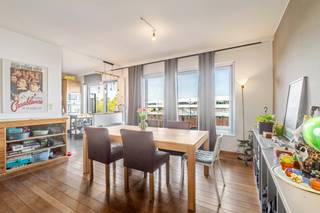 <strong>--- NIEUW --- Gunstig gelegen lichtrijk appartement met 2 slaapkamers.</strong><br /><br />Lichtrijk appartement (±104m²) op wandelafstand van de treinstations Vorst-Zuid &amp; Vorst-Noord.<br />De appartement heeft door zijn grote glaspartijen veel lichtinval. Dit zowel in de leefruimte, keuken als in de slaapkamers.<br /><br /><strong>Indeling;</strong><br />- Ruime inkomhal<br />- Leefruime<br />- Open keuken<br />- Badkamer met ligbad<br />- Douchekamer<br />- 2 slaapkamers<br />- Bergruimte<br />- Balkon/terras<br />- Afzonderlijk toilet<br /><br /><strong>Bijkomende troeven;</strong><br />Het appartement is zeer vlot bereikbaar gelegen. Alle nodige voorzieningen zijn in de directe nabijheid terug te vinden, zoals winkels, scholen, openbaar vervoer, ,... <br /><br />- Instapklaar (starters-)appartement (zowel geschikt voor eigen bewoning als voor verhuur).<br />- CV op aardgas met een individuele verwarmingsketel op aardgas.<br />- Grote glaspartijen waardoor er veel lichtinval is.<br />- Afzonderlijke tellers voor elektriciteit, gas en water.<br />- Gemeenschappelijke fietsenstalling in het gebouw.<br /><br /><strong>De verkoopdocumenten zijn ter inzage via: https://vastgoedspruyt.sharepoint.com/:f:/g/IgBWXnt8VbbwQZlr-gL11TPPASUpwWV2QzW3JEvYKbdFdX0?e=ulxSgU<br /><br />VRAAGPRIJS: €319.000,-<br />Interesse in deze unieke opportuniteit?<br />📞 Contacteer Michel Spruyt via 09/311.89.90<br />🌐 Of vraag uw bezoek aan via www.vastgoedspruyt.be</strong><br /><br /><strong>EPC/PEB C-label (129kWh/m²) - Vg-Gvv-Wg-Vkr-Gmo.</strong><br /><br /><strong>Vg-Gvv-Wg-Vkr-Gmo.<br /><br />---<br /><br />--- NOUVEAU --- Appartement lumineux de 2 chambres, idéalement situé.</strong><br /><br />Appartement lumineux (±104 m²) situé à distance de marche des gares de Forest-Midi et Forest-Est.<br />Grâce à ses grandes baies vitrées, l'appartement bénéficie d'une excellente luminosité naturelle, tant dans le séjour et la cuisine que dans les chambres.<br /><br /><strong>Disposition :</strong><br />- Spacieux hall d'entrée<br />- Séjour<br />- Cuisine ouverte<br />- Salle de bains avec baignoire<br />- Salle de douche<br />- 2 chambres<br />- Espace de rangement<br />- Balcon/terrasse<br />- Toilette séparée<br /><br /><strong>Atouts supplémentaires :</strong><br />L'appartement bénéficie d'une situation particulièrement accessible. Toutes les commodités se trouvent à proximité immédiate : commerces, écoles, transports en commun, etc.<br /><br />- Appartement prêt à emménager, idéal pour un premier achat, tant pour une occupation personnelle que pour un investissement locatif.<br />- Chauffage central au gaz avec chaudière individuelle.<br />- Grandes baies vitrées offrant une belle luminosité naturelle.<br />- Compteurs individuels pour l'électricité, le gaz et l'eau.<br />- Local à vélos commun dans l'immeuble.<br /><br /><strong>Les documents relatifs à la vente peuvent être consultés via le lien suivant:<br />https://vastgoedspruyt.sharepoint.com/:f:/g/IgBWXnt8VbbwQZlr-gL11TPPASUpwWV2QzW3JEvYKbdFdX0?e=ulxSgU</strong><br /><br /><strong>PRIX DEMANDÉ : 319.000 €<br />Intéressé(e) par cette belle opportunité ?<br />📞 Contactez Michel Spruyt au 09/311.89.90<br />🌐 Ou demandez une visite via www.vastgoedspruyt.be<br /><br />PEB : classe C (129 kWh/m²/an)<br /><br />Vg-Gvv-Wg-Vkr-Gmo.</strong>