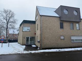 <p>Dit verzorgd en praktisch ingedeeld twee slaapkamer appartement is ideaal voor starters, alleenstaanden of koppels die op zoek zijn naar een fijne woonplek op een centrale locatie.</p>
<p>Dankzij de goede bereikbaarheid en de nabijheid van Scholen, Supermarkten en andere dagelijkse voorzieningen op wandelafstand, maar ook belangrijke invalswegen (N12 Turnhoutsebaan – Antwerpsesteenweg), geniet je hier van zowel comfort als dagelijks gemak.</p>
<p>Het appartement beschikt over een ruime lichtrijke living, functionele keuken (vaatwasser wordt nog geplaatst) met berging. Het terras (17m²) is via de woonruimte te bereiken en is Zuidelijk georiënteerd. De slaapkamers bieden alle comfort, waarvan 1 volwaardige slaapkamer en 1 kleinere slaapkamer. De Badkamer biedt al het mogelijke comfort. Verder heb je aan de achterkant van het gebouw een garage voor 1 staanplaats.</p>
<p></p>
<p>Bijzonderheden:</p>
<ul>
<li>Beschikbaar vanaf 1 maart 2026</li>
<li>Huurprijs 850 euro/maand</li>
<li>Garage</li>
<li>Geen gemeenschappelijke kosten</li>
<li>EPC label C: 250 kWh/m²</li>
<li>Huurwaarborg Korfine: 3 maanden huur</li>
</ul>
<p>Interesse in deze leuke woonst? Contacteer ons voor een bezoek!</p>