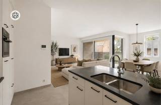 In residentie “De Rembrandt” vindt u dit ruim en lichtrijk appartement op de eerste verdieping, waar kwalitatieve materialen en hedendaags wooncomfort perfect samenkomen. Dankzij de doordachte indeling en centrale ligging vormt dit appartement een ideale thuisbasis voor wie comfortabel en energiezuinig wil wonen. Bovendien bestaat, mits voldaan aan de geldende voorwaarden, de mogelijkheid om dit appartement aan te kopen aan het verlaagde btw-tarief van 6%.Bij het binnenkomen wordt u verwelkomd in een ruime inkomhal met apart gastentoilet en handige berging. De open leefruimte geniet van veel natuurlijke lichtinval en sluit mooi aan op de moderne keuken. Vanuit de leefruimte bereikt u het aangename terras langs de Sint-Bavostraat, waar u in alle rust kan genieten van een gezellig moment buiten. Naast de keuken bevindt zich nog een extra praktische was-/bergruimte.Via de nachthal bereikt u de twee ruime slaapkamers en de badkamer, die uitgerust is met een douche, ligbad en dubbele lavabo. De combinatie van comfort en functionaliteit zorgt hier voor een aangename woonervaring.Met een bewoonbare oppervlakte van 128 m² beschikt dit appartement over bijzonder veel ruimte. Bovendien werd sterk ingezet op energiezuinigheid dankzij vloerverwarming in alle ruimtes met afzonderlijke regeling per kamer. Het gunstige E-peil 30 zorgt daarnaast voor een interessante fiscale meerwaarde met 50% vrijstelling van onroerende voorheffing gedurende 5 jaar.De residentie bevindt zich op een strategische locatie met een vlotte verbinding richting Waregem, Wielsbeke en Oostrozebeke. In de directe omgeving geniet u van tal van wandel- en fietsmogelijkheden langs de oude Leie-arm en het vernieuwde OC Den Aert.Mogelijkheid tot aankoop van een garage en extra berging.Een uitstekende keuze voor wie op zoek is naar een recent appartement met ruimte, comfort, een kwalitatieve afwerking én de kans om te genieten van het voordelige 6% btw-tarief.Interesse? Contacteer Luna via luna@immobeguin.be.