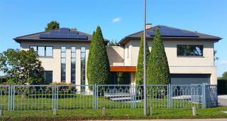 Deze stijlvolle villa bevindt zich op de grens van Opwijk, Merchtem met Asse. Ondanks het groene kader bevinden scholen, openbaar vervoer en...