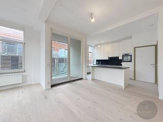 Luxueus, zonnig appartement in het centrum van Brugge, gelegen in het rustige Sint-Gillis kwartier. .<br />Bewoonbare oppervlakte: 106 m² + terras 5 m², 1e verdiep.<br />Indeling:<br />Living met open keuken, 2 slk, 2 badkamers (1 met douche en 1 met bad), berging, 2 aparte toiletten.<br />Mogelijkheid tot het bijkopen van een overdekte staanplaats aan € 50.000.<br />Aankoop met registratierechten.