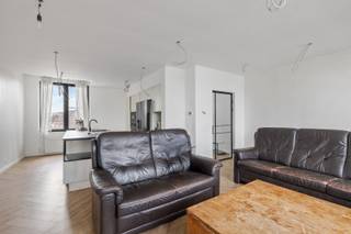 Ontdek deze volledig gerenoveerde bel-étagewoning in het hart van Hamme, pal aan het Marktplein! Met maar liefst 4 volwaardige slaapkamers,...