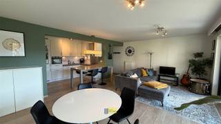 <p>Dit moderne appartement van 82m² bevindt zich in een klein complex in Wilrijk opgeleverd in 2002 en biedt een perfecte combinatie van comfort, stijl en functionaliteit. Het pand beschikt over twee slaapkamers en een volledig uitgeruste badkamer met bad en douche.</p><p>De open woonkamer en keuken vormen het hart van het appartement, voorzien van natuurlijk licht dankzij grote raampartijen. De moderne, volledig ingerichte keuken beschikt over hoogwaardige inbouwapparatuur, een rvs afzuigkap en voldoende werkruimte. De woonkamer is ruim en licht, ideaal voor ontspanning en entertainment, met toegang tot een zonnig balkon dat uitkijkt op de groene omgeving.</p><p>De eerste slaapkamer heeft een volledig ingebouwde kastenwand. De badkamer is modern afgewerkt met een douche en ligbad, voorzien van alle nodige comfort. Verder is er ook een apart toilet.</p><p>Aanvullende faciliteiten omvatten een praktische wasruimte met wasmachine en droger, diverse inbouwkasten in wasplaats en vestiaire voor extra opbergruimte.</p><p>Het appartement ligt in een modern complex met goed onderhouden gemeenschappelijke ruimten. De locatie biedt uitstekende bereikbaarheid en ligt in de nabijheid van winkels, restaurants en openbaar vervoer. Een ondergrondse parkeerplaats verplicht mee aan te kopen voor €20.000.</p><p>Lage vaste kosten van +-€75/maand.<br />2 private fietsenhaken in parking</p><p>Benieuwd? Maak snel uw afspraak op www.immodelaet.be of op 036440088</p>