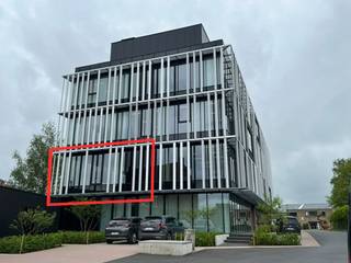 Kantoor Aan het Spoor of kortweg KAS is een nagelnieuw kantoorgebouw in Tielt, vlakbij het station, openbaar vervoer, winkels en het centrum van de stad. Het is de ideale uitvalsbasis voor kleinere ondernemingen, lokaal verankerde KMO's of meer nationale spelers. <br /><br />Deze unieke, lichtrijke kantoorruimte op de eerste verdieping die hier te huur wordt aangeboden is volledig ingebed in een uniek architecturaal concept waarbij de krachtige no nonsense uitstraling van de hedendaagse architectuur van het gebouw en de nieuwste energiebesparende technieken (op vlak van onder andere geothermie, klimaatplafonds en zonnepanelen...) een ultieme eigentijdse benadering zijn van een futureproof en duurzaam kantoor. De ultieme werkplek binnen een productieve stijlvolle werkomgeving!<br /><br />Op de vierde verdieping van het gebouw bevindt zich de 'rooftop box', een gemeenschappelijke ontmoetingsruimte met dakterras en unieke vergezichten. Hier groeit de community!<br /><br />Parkeerplaatsen mogelijk<br /><br />Alle aandacht is verder ook besteed aan een veilige toegang voor voetgangers en fietsers.
