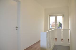 Deze goed onderhouden duplexwoning, gelegen in Alken, biedt een comfortabele woongelegenheid. De woning is instapklaar en geschikt voor diverse bewonersprofielen.<br /><br />Op de eerste verdieping van de duplex vind je de moderne en volledig geïnstalleerde keuken met een combi-oven, vaatwasmachine en koelkast. Hier bevinden zich ook de twee comfortabele slaapkamers en functioneel ingerichte badkamer, die is uitgerust met een dubbele lavabo, ruime inloopdouche en een hangtoilet.<br /><br />De tweede verdieping van de duplex omvat de lichtrijke leefruimte, die dankzij Velux-ramen geniet van voldoende daglicht.<br /><br />Daarnaast is er een buitenberging beschikbaar voor extra opslagruimte, een gezellig terras met uitzicht op het groen en zijn er twee privatieve autostaanplaatsen voorzien, wat zorgt voor extra comfort.<br /><br />Indeling:<br /><br />Verdieping 0 (gelijkvloers)<br />- Private inkomhal<br /><br />Verdieping 1<br />- Nachthal<br />- Twee slaapkamers<br />- Badkamer met toilet<br />- Keuken<br /><br />Verdieping 2<br />- Leefruimte (woonkamer en eetkamer)<br /><br />Extra's:<br />- 2 autostaanplaatsen<br />- Buitenberging<br />- Terras<br /><br />De snelste manier om een bezoek te brengen aan dit appartement? Vraag je bezoek aan via de rode knop op onze website (www.dewaele.com) en je wordt gecontacteerd door één van onze collega's.<br /><br />Telefonisch kunnen er geen afspraken gemaakt worden. Bij andere vragen kun je ons telefonisch contacteren via 011 30 50 50.<br /><br />Tot binnenkort!<br />