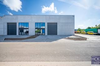 Deze schitterend gelegen NIEUWBOUW KMO-unit van 298m² situeert zich in het hart van de ambachtelijke bedrijfszone "Hoogmolen" te Kruishoutem en zit...