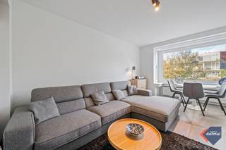 Bienvenue dans cet appartement soigné et prêt à emménager, situé au deuxième étage de la résidence Florina. Grâce à son agencement bien pensé, vous profitez d’un espace de vie lumineux et agréable, au charme chaleureux – l’endroit idéal pour se détendre ou recevoir des invités. La cuisine entièrement équipée s’intègre harmonieusement à la pièce de vie et dispose de tous les appareils modernes. L’appartement comprend en outre deux chambres spacieuses, une salle de bain soignée ainsi qu’un espace de rangement pratique. Vous recherchez un logement prêt à vivre où vous vous sentirez immédiatement chez vous ?<br />Contactez-nous dès aujourd’hui pour plus d’informations ou pour planifier une visite sur place!<br />