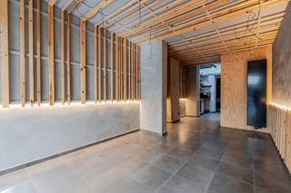 andelshuis te koop in historische binnenstad van Leuven.
<p>Omvattende: Gelijkvloerse handelsruimte (56m²) met hoog plafond (3m) en achterliggende keuken en atelier. 1e verdieping: open trap, sanitaire ruimtes en grote voorplaats en open ruimte in het centrale gedeelte. 2e verdieping: twee slaapkamers van 12m² en 13m². 3e verdieping: ingerichte badkamer. kelder: ruime kelder van 30m² met tellers.</p>
<p> </p>
<p>Pand met woonst op commerciële topligging in hartje Leuven.</p>
<p> </p>
<p> </p>