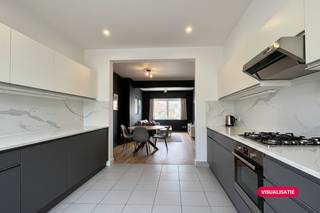 Indeling als volgt:Gelijkvloers:- Inkomdeur die uitgeeft op trap naar eerste verdieping en de toegang tot de leefruimte op het gelijkvloers.- Leefruimte opgedeeld in een eet- en zithoek.- Keuken is voorzien van een spoelbak, gaskookvuur met dampkap en opbergruimte.- Aansluitend aan de keuken de wasplaats met aansluiting voor wasmachine.- Badkamer voorzien van lavabo, toilet en ligbad.Op de eerste verdieping zijn er twee slaapkamers.Bijzonderheden:- BJ: periode 1900 - 1918, geen vergunningen gekend.- Toffe tuin met tuinberging.- Via tweede deur in voorgevel toegang tot de tuin en achterdeur.- EPC: E-label, renovatieplicht van toepassing!Interesse? Vraag je bezoek via veerle.pierar@dewaele.com of 03/369.42.50.(ver-)Kopen of (ver-)huren in de Noorderkempen?Met vragen kan u altijd bij ons terecht! Dewaele VastgoedDeze AI-visualisaties zijn bedoeld als inspiratie. Er werd geen rekening gehouden met technische specificaties, stedenbouwkundige voorschriften of de concrete mogelijkheden tot realisatie.Dit pand is onderworpen aan de renovatieverplichting van de Vlaamse overheid voor residentiële gebouwen (behoudens bij sloop binnen 5 jaar na de aankoop). Consulteer voor meer informatie de website van het Vlaams Energie- en Klimaatagentschap via https://www.vlaanderen.be/een-woning-kopen/renovatieverplichting-voor-residentiele-gebouwen