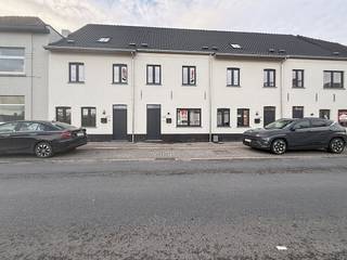 Bent u op zoek naar een ruime nieuwbouwwoning in Deerlijk? Dan is deze topper zeker iets voor u! Met 4 slaapkamers, praktische bergingen en grote...