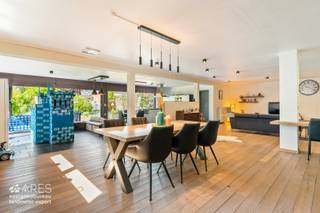 Zoekt u een woning die de ruimte van een woning combineert met het gemak van een appartement?Deze unieke eigendom, gelegen in een kleinschalig gebouw...