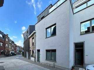 Gezellige woning in Heverlee met 1 slaapkamer<br />Deze gezellige woning biedt een praktische indeling verdeeld over twee verdiepingen.<br />Op de eerste verdieping bevindt zich de woonkamer met open keuken, een handige berging en een klein terras.<br />De tweede verdieping beschikt over een slaapkamer en een badkamer met douche, lavabo en toilet.<br />Huurprijs: € 950/maand<br />Meer info of graag een bezoek inplannen?<br />Mail naar claudia@immogve.be of bel 016/56.56.14.