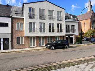 Ruim en instapklaar 2 slaapkamer appartement van 87m² met leuk overdekt terras (Bj: 1998). Gesitueerd pal in het centrum van 's-Gravenwezel met winkels, openbaar vervoer en scholen op wandelafstand! <br /><br />Indeling appartement:<br />Via de verzorgde gemeenschappelijke inkomhal betreden we het appartement op de 2e verdieping via EU-conforme lift of ruime trappenhal. Privatieve inkomhal met vestiairegedeelte en apart toilet met handenwasser. Vanuit de hal is er toegang tot alle vertrekken. Vooraan bevindt zich de woonkamer met plaats voor een zithoek, een eethoek en een volledig geïnstalleerde open keuken met voldoende opbergmogelijkheden. <br />Achteraan bevinden zich 2 ruime slaapkamers (16,50m² &amp; 12,70m²) en een geïnstalleerde badkamer voorzien van enkel lavabomeubel en douche-in bad. Aansluitend de berging / wasplaats.<br /><br />Bijzonderheden:<br />- Bouwjaar 2003 <br />- Aluminium raamwerk met dubbele beglazing<br />- Verwarming dmv accumulatoren met gunstig EPC: 363kWh/m² <br />- Toplocatie pal in het centrum van 's-Gravenwezel <br />- Staanplaats bij te kopen voor 23.000€<br /><br />Ideaal appartement voor starters, alleenstaanden, koppels en tevens investeerders!<br />Momenteel bieden we nog 2 andere appartementen aan in hetzelfde gebouw. <br />Deze kunnen samen gekocht worden.
