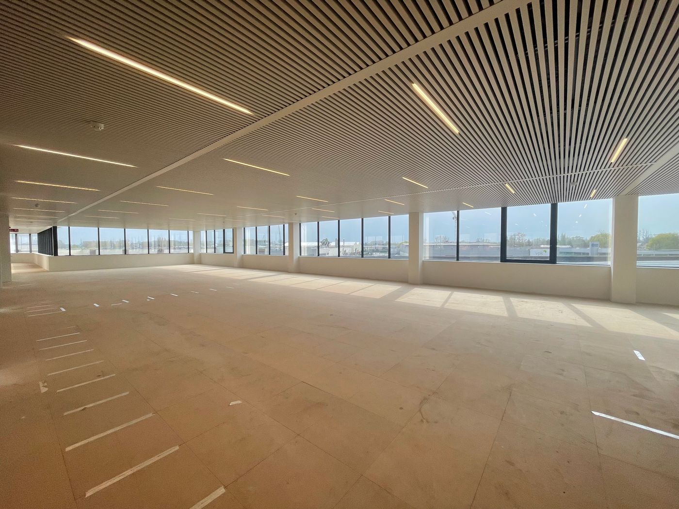 1.150 m² high-end kantoorruimte te huur, naast de E40 Aalst. - foto 4