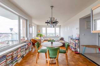 Dit prachtig gelegen appartement in het hart van Gent combineert modern comfort met de charme van de stad. De ruime living geniet van veel natuurlijk licht dankzij de grote ramen en biedt een adembenemend zicht over de stad. De open keuken is volledig uitgerust.<br /><br />Het appartement beschikt over een grote en kleinere comfortabele slaapkamer die rust en privacy garanderen. De badkamer is voorzien van een douchebad. Daarnaast is er voldoende bergruimte waardoor het eenvoudig is om de woning netjes en georganiseerd te houden.<br /><br />Dankzij de centrale locatie woont u op wandelafstand van winkels, restaurants en culturele bezienswaardigheden. Openbaar vervoer is makkelijk bereikbaar, wat het appartement ideaal maakt voor zowel stadsbewoners als pendelaars. Dit pand biedt een perfecte balans tussen stedelijk leven en comfort.<br /><br />Bezoekmoment na afspraak via mail of bericht op zaterdag 19 september tussen 10h - 12h.