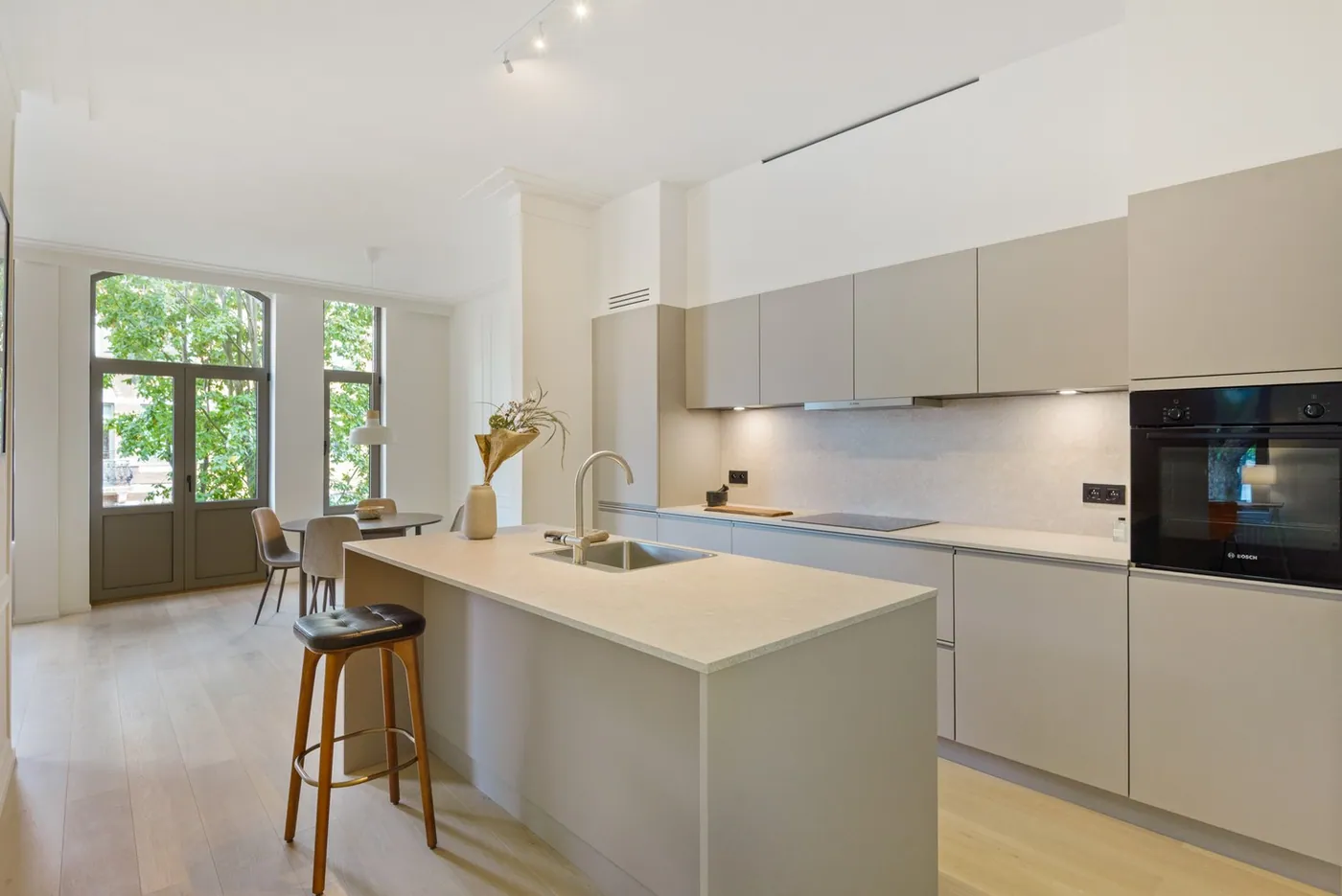 Gerenoveerd appartement met 2 slaapkamers , buitenruimte en groen zicht - foto 4