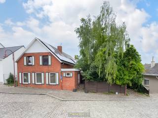 RUIME, DEELS TE RENOVEREN OPEN BEBOUWING met GROTE TUIN en GARAGES te ZOTTEGEM. De woning is gelegen aan een RUSTIG plein met een GUNSTIGE...
