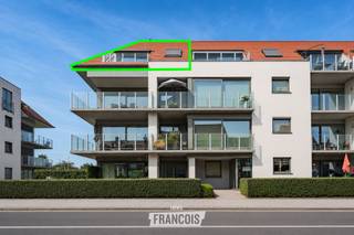 Dit modern en instapklaar hoekappartement is gelegen in het hart van Veurne, op wandelafstand van winkels, horecazaken en andere voorzieningen. Dankzij de gunstige ligging, de lichtrijke leefruimtes en de inbegrepen ondergrondse parkeerplaats is dit appartement ideaal als vaste woonst, tweede verblijf of investering.<br /><br />Het appartement bevindt zich in een recente residentie uit 2011 en biedt alle comfort van hedendaags wonen. Bij het betreden van het appartement komt u terecht in een inkomhal met gastentoilet. De lichtrijke leefruimte sluit aan op een zonnig terras en vormt samen met de open, volledig geïnstalleerde keuken een gezellige en praktische leefomgeving.<br /><br />Verder beschikt het appartement over twee volwaardige slaapkamers, een badkamer met ligbad en wastafel en een praktische berging in het appartement, ideaal voor extra opslag.<br /><br />Een privatieve kelderberging is inbegrepen in de prijs, wat zorgt voor extra comfort.<br /><br />Er is ook de optie tot aankoop van privatieve ondergrondse staanplaats.<br /><br />Met een EPC-label B is er geen renovatieverplichting. Bovendien is de elektrische installatie conform, waardoor u zorgeloos kunt genieten van een instapklare woning.<br /><br />Voor meer informatie of een bezoek kunt u contact opnemen met Inti via inti@immofrancois.be of 0499 74 89 74.<br /><br />
