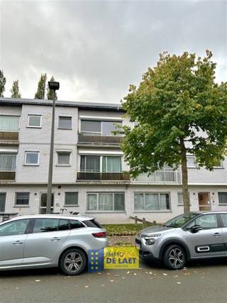 <p><span>Op zoek naar een instapklaar appartement met bijhorende garage op een zeer goede locatie dan is dit eigendom zeker een bezoek waard, op de eerste verdieping biedt de inkomhal toegang tot een ruime living (33 m²) en een recente, enkelwandige keuken, verder in de hal vindt u een praktische berging, het aparte toilet, de 1ste slaapkamer (9m²) met terras op het zuidoosten gericht, de tweede slaapkamer (13 m²) en de badkamer voorzien van een (nieuwe) douche en wastafel, e-peil = B (net geen A &lt; 105), conforme elektriciteit, asbestveilig, onlangs werd het hoofddak en de collectieve cv ketel vernieuwd</span></p>