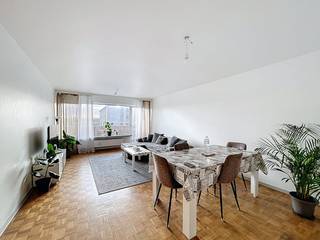 Ruim en instapklaar appartement te huur met 2 slaapkamers en 2 terassen waar je volledig tot rust kan komen.Het appartement onderscheidt zich door zijn fantastische ligging; op wandelafstand van het Gentse stadscentrum en tegelijk ook vlot bereikbaar zowel met de wagen als met het openbaar vervoer. Indeling van het appartement: ruime inkomhal - lichtrijke leefruimte - geïnstalleerde keuken - terras - nachthal met gastentoilet en vestiaireruimte - badkamer - slaapkamer 1 - slaapkamer 2 voorzien van een terras.De gemeenschappelijke kosten onder de vorm van een provisie bedragen 190,00 EUR/maand en dienen voor het onderhoud van de gemene delen alsook voor het privatief verbruik van water en verwarming. Beschikbaar vanaf 01/03/2026.