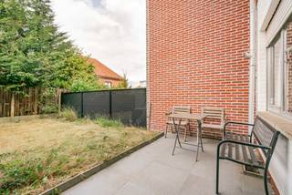 Deze verzorgde bel-etagewoning met 3 slaapkamers geniet van een uitstekende ligging in Heverlee, ideaal voor wie rustig en residentieel wil wonen.<br />Via de inkomhal met gastentoilet komt u in de ruime en lichtrijke leefruimte terecht, met aangename eet- en zithoek.<br />Aansluitend bevindt zich de uitgeruste keuken met kookplaat, vaatwasser en koelkast en van hieruit heeft u toegang tot het gezellige tuintje met terras.<br />De eerste verdieping omvat twee ruime slaapkamers en een derde, kleinere kamer, momenteel ingericht als dressing. Verder bevindt zich hier de badkamer met lavabo en ligbad met douche. Alle kamers zijn voorzien van ramen met rolluiken.<br />De woning beschikt bovendien over een inpandige garage met manuele poort en een praktische kelder, voorzien van een aansluiting voor een wasmachine. Op de inrit van de garage is het mogelijk om een 2de wagen te parkeren.<br />Dankzij de nabijheid van de Geldenaaksebaan en de Pakenstraat geniet u van een vlotte verbinding naar Leuven, Heverlee en Haasrode. Ook de belangrijkste invalswegen en de E40 zijn gemakkelijk bereikbaar. Een ideale gezinswoning op een gegeerde locatie in de onmiddellijke nabijheid van winkels, scholen, de Abdij van Park en een uitstekende bereikbaarheid.<br /><br />De maandelijkse huurprijs bedraagt 1.395 EUR. De nutsvoorzieningen dient de huurder zelf af te sluiten bij een leverancier naar keuze. <br />De woning is beschikbaar vanaf 01 november 2026.<br />- EPC in opmaak- <br /><br />Interesse? Contacteer ons dan vrijblijvend voor bijkomende informatie of een bezoek ter plaatse.<br />info@covas.be // 016 40 60 20 // www.covas.be