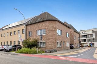 <p><span>In het centrum van Wezemaal, nabij verschillende winkels, het treinstation en alle belangrijke invalswegen, zijn wij verheugd, dit lichtrijk en instapklaar duplexappartement met ruime zolder, gelegen in de Eektstraat, te koop aan te bieden. Het appartement, met een bewoonbare oppervlakte van 74 m², bevindt zich op de tweede en derde verdieping van een kleinschalige residentie met bouwjaar 1994 en beschikt over een gunstig EPC-label B. De tweede verdieping omvat een inkomhal, een gastentoilet en een aangename leefruimte van 29 m², die dankzij de vele raampartijen geniet van bijzonder veel natuurlijke lichtinval. Aansluitend bevinden zich de praktisch ingerichte keuken en een handige berging/wasplaats. Op de derde verdieping bevinden zich een nachthal, een badkamer met douche en twee volwaardige slaapkamers van 24 m² en 15 m². Een absolute meerwaarde is de grote zolder, die heel wat bijkomende bergruimte biedt en rechtstreeks vanuit het appartement toegankelijk is. Ook op technisch vlak werd reeds geïnvesteerd: zo werd de individuele gasketel in 2025 volledig vernieuwd. Kortom, dit energiezuinig en instapklaar duplexappartement met twee volwaardige slaapkamers en heel wat bijkomende bergruimte, op een centrale en strategische ligging in het centrum van Wezemaal, is uw bezoek meer dan waard. Voor snelle beslissers! </span></p>