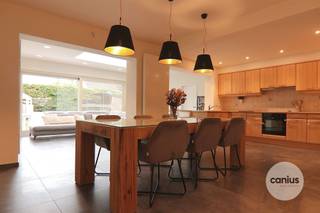 ENERGIEZUINIGE WONING MET 3 SLAAPKAMERS - IDEAAL VOOR VRIJ BEROEPIn een rustige residentiële wijk aan de stadsrand van Sint-Truiden vind je deze...